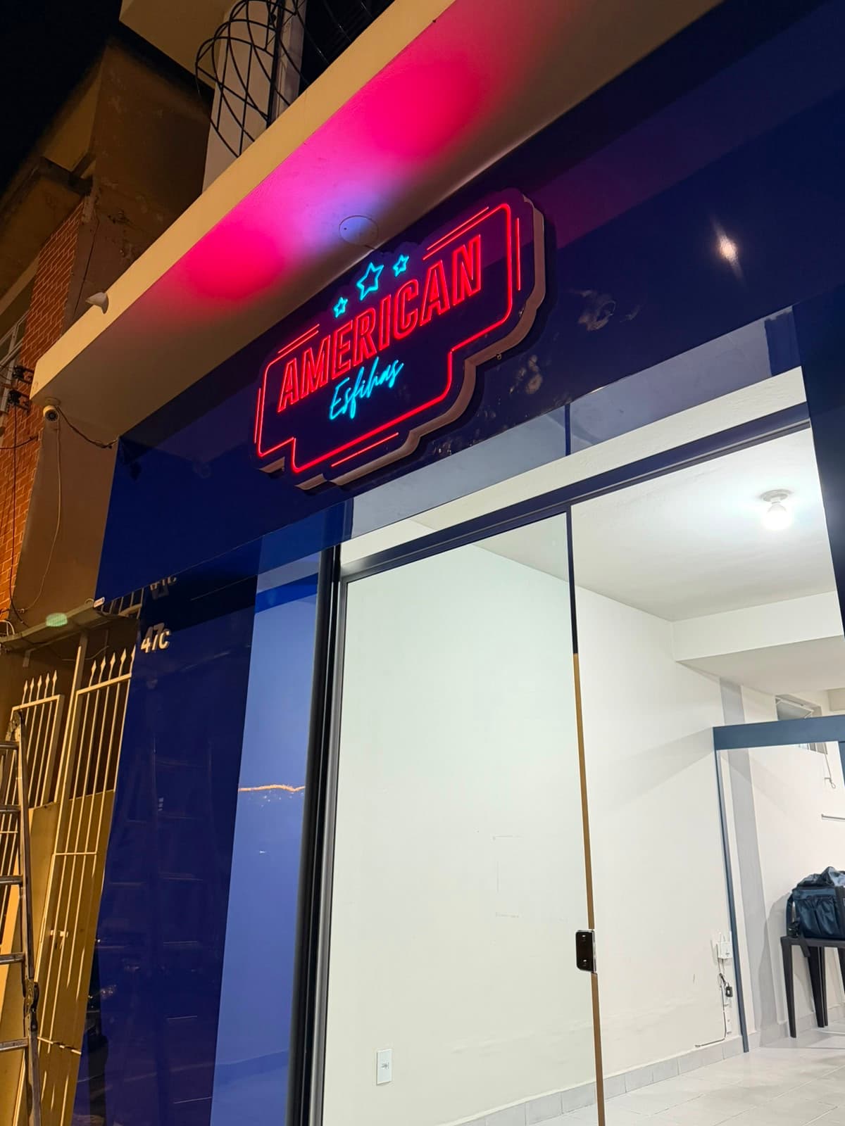 Letreiro neon American Esfihas